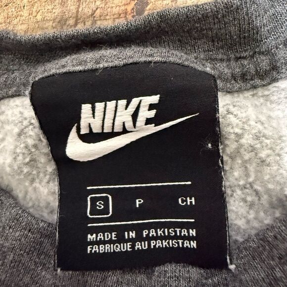 Nike cropped raw cut off top - Picture 8 of 10